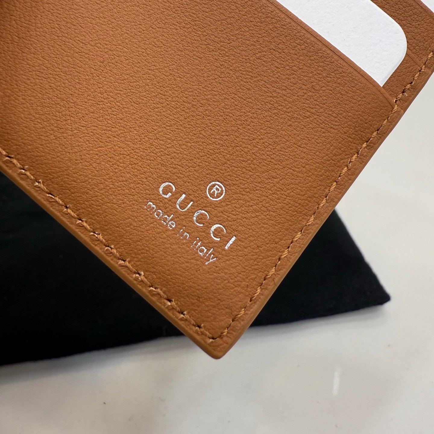 [GUCCI] 구찌 GG 펀칭 레더 바이폴드 지갑