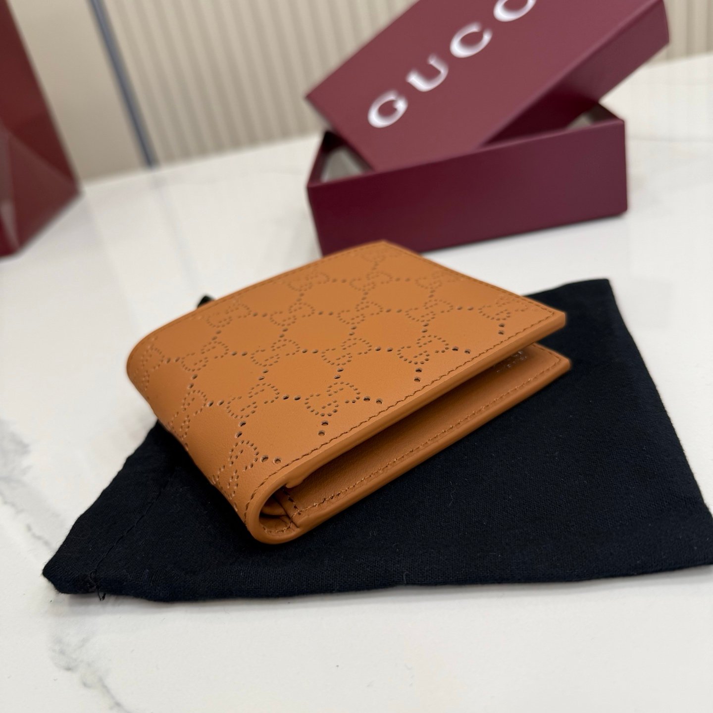 [GUCCI] 구찌 GG 펀칭 레더 바이폴드 지갑