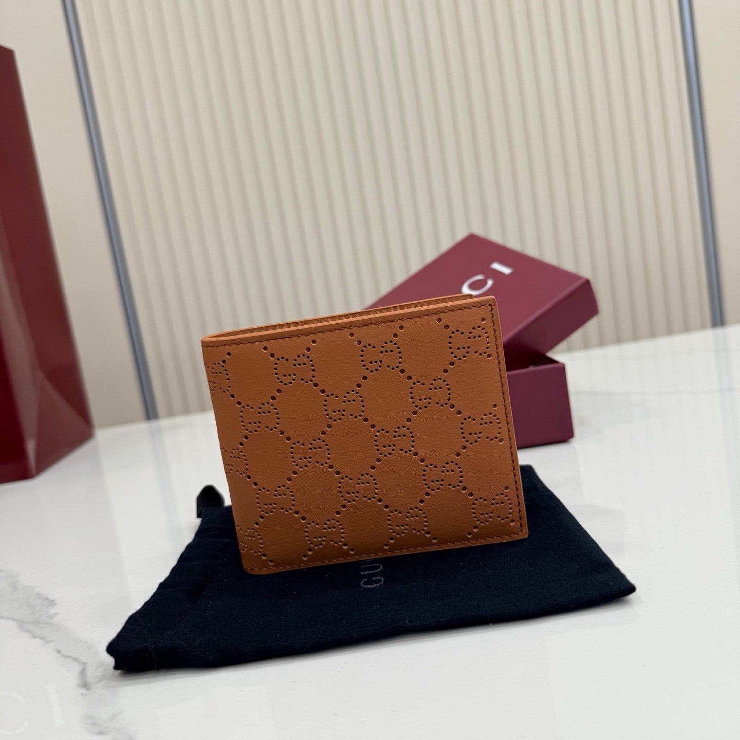[GUCCI] 구찌 GG 펀칭 레더 바이폴드 지갑