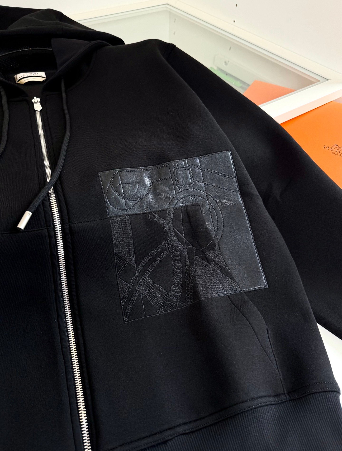 [HERMÈS] 에르메스 레더 패치 자수 후드 집업