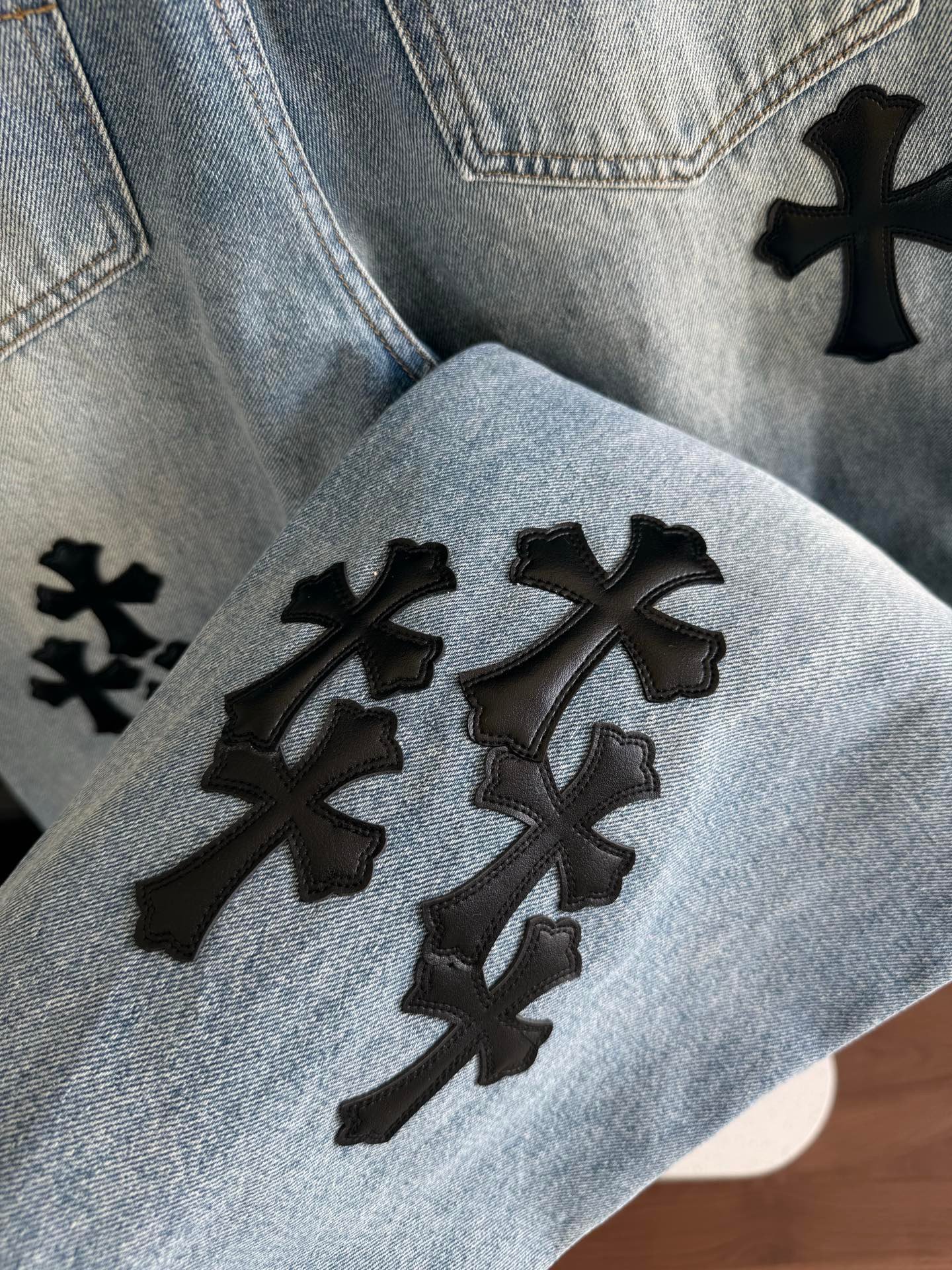 [CHROME HEARTS] 크롬하츠 크로스 패치 워시드 데님 팬츠