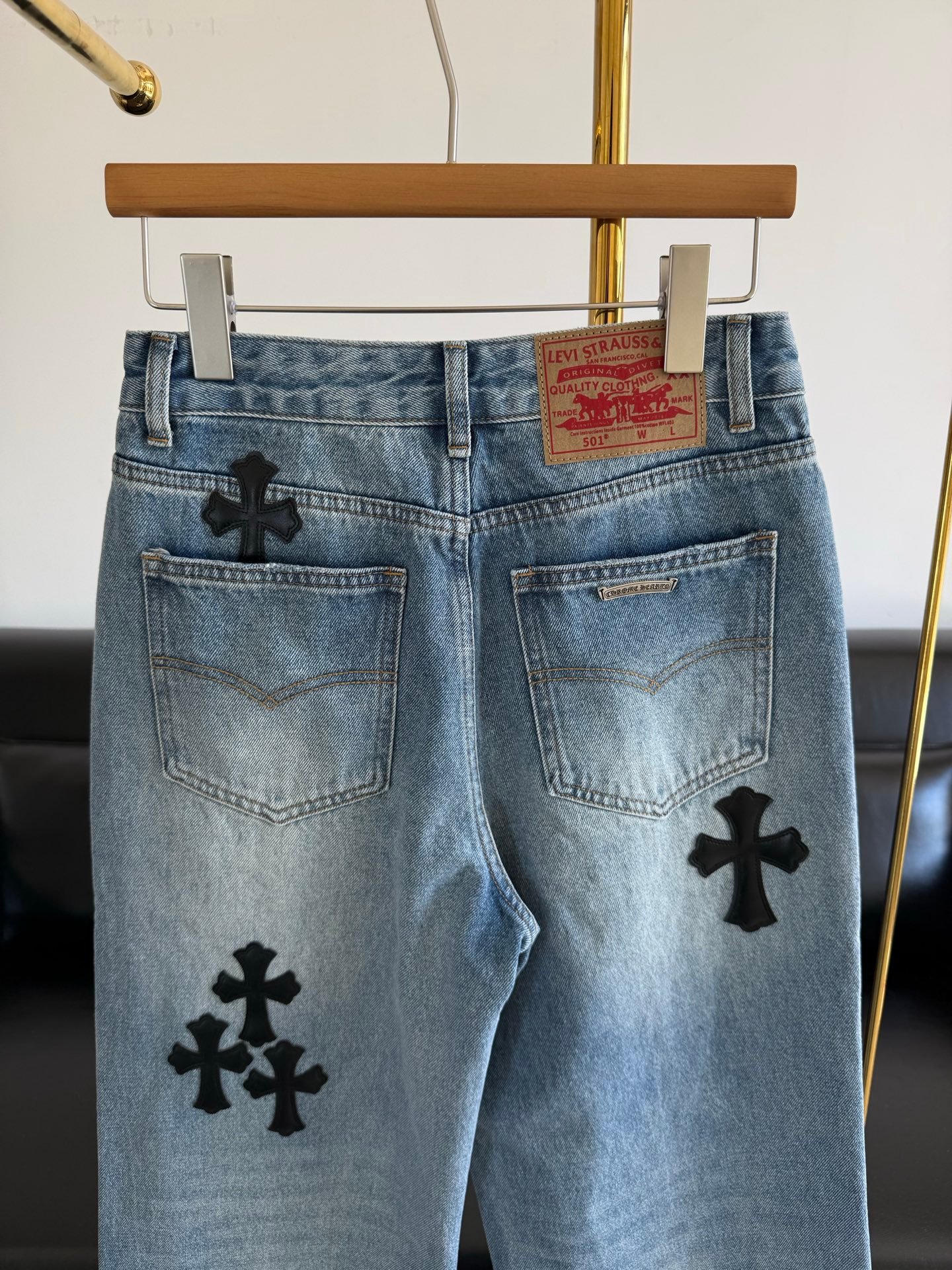 [CHROME HEARTS] 크롬하츠 크로스 패치 워시드 데님 팬츠