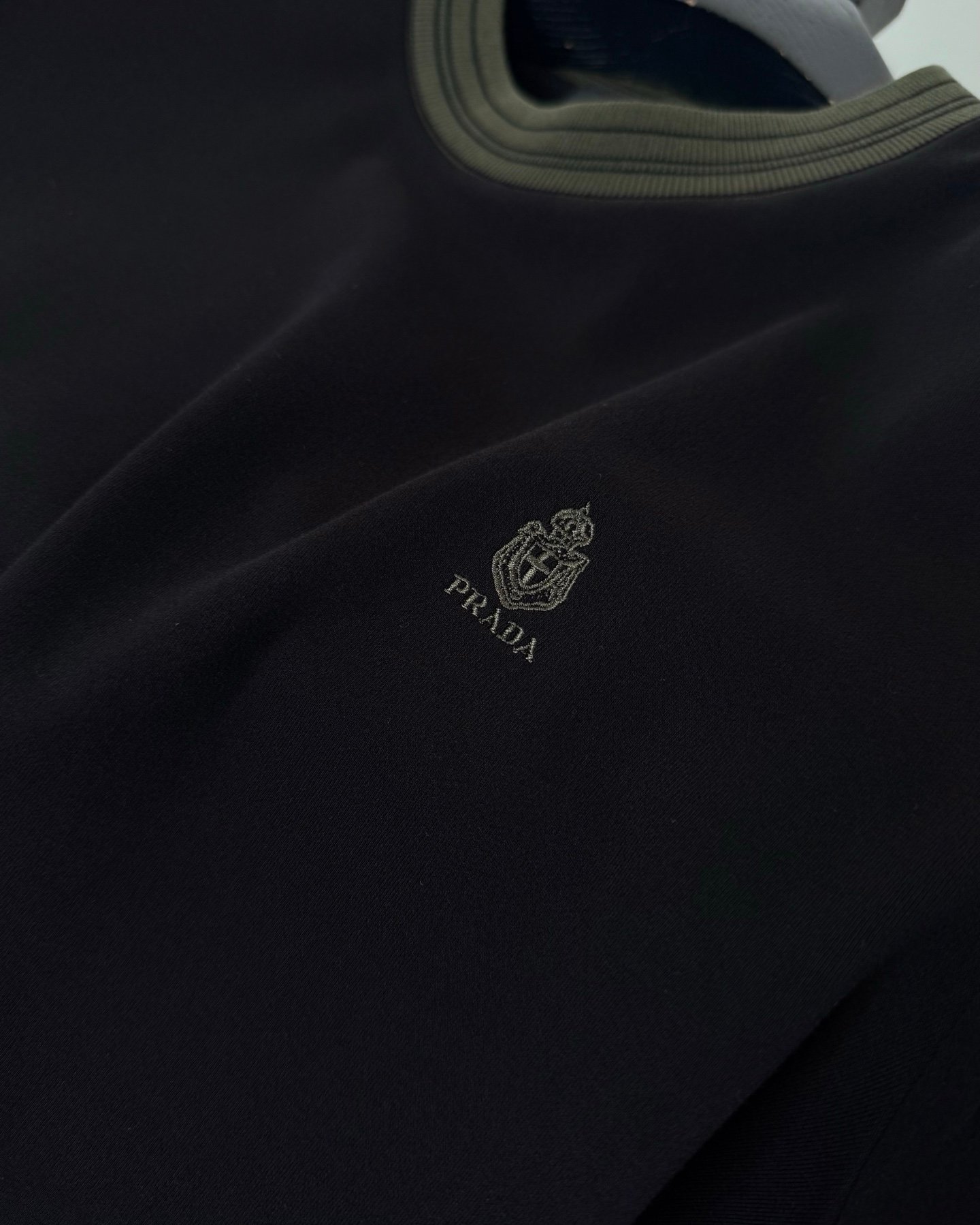 [PRADA] 프라다 배색 넥 로고 자수 니트