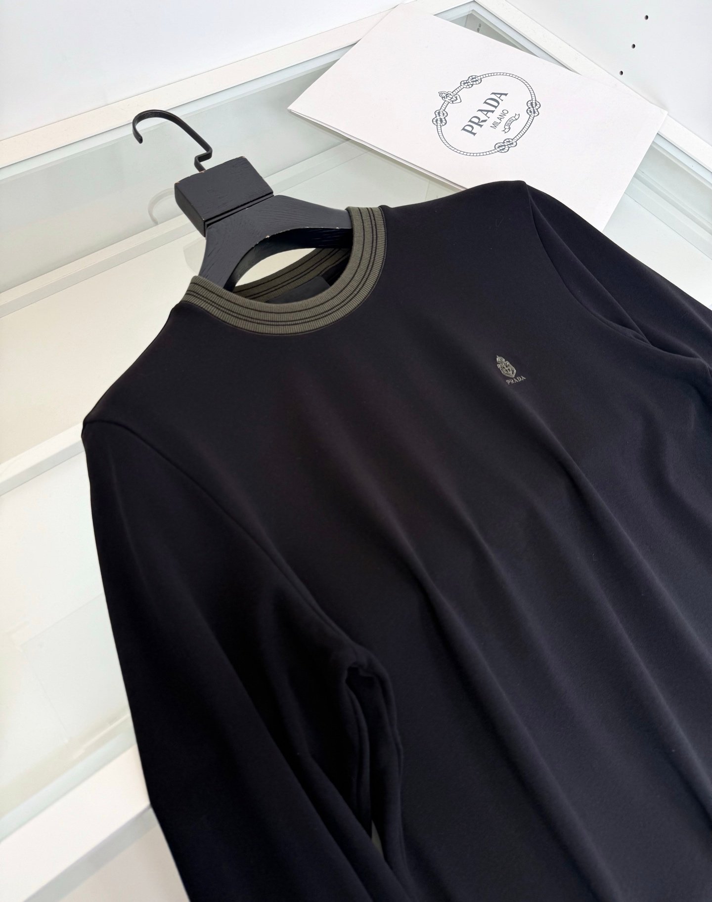 [PRADA] 프라다 배색 넥 로고 자수 니트