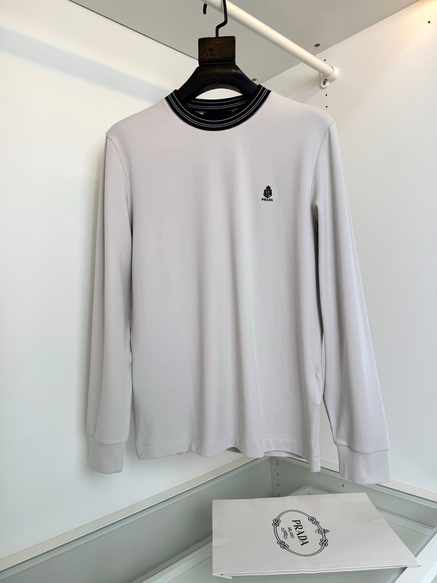 [PRADA] 프라다 배색 넥 로고 자수 니트