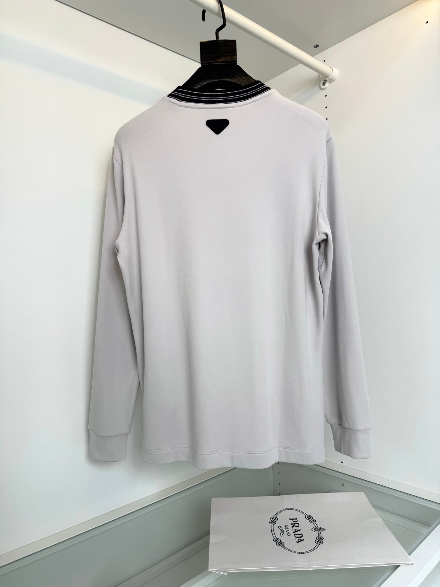 [PRADA] 프라다 배색 넥 로고 자수 니트