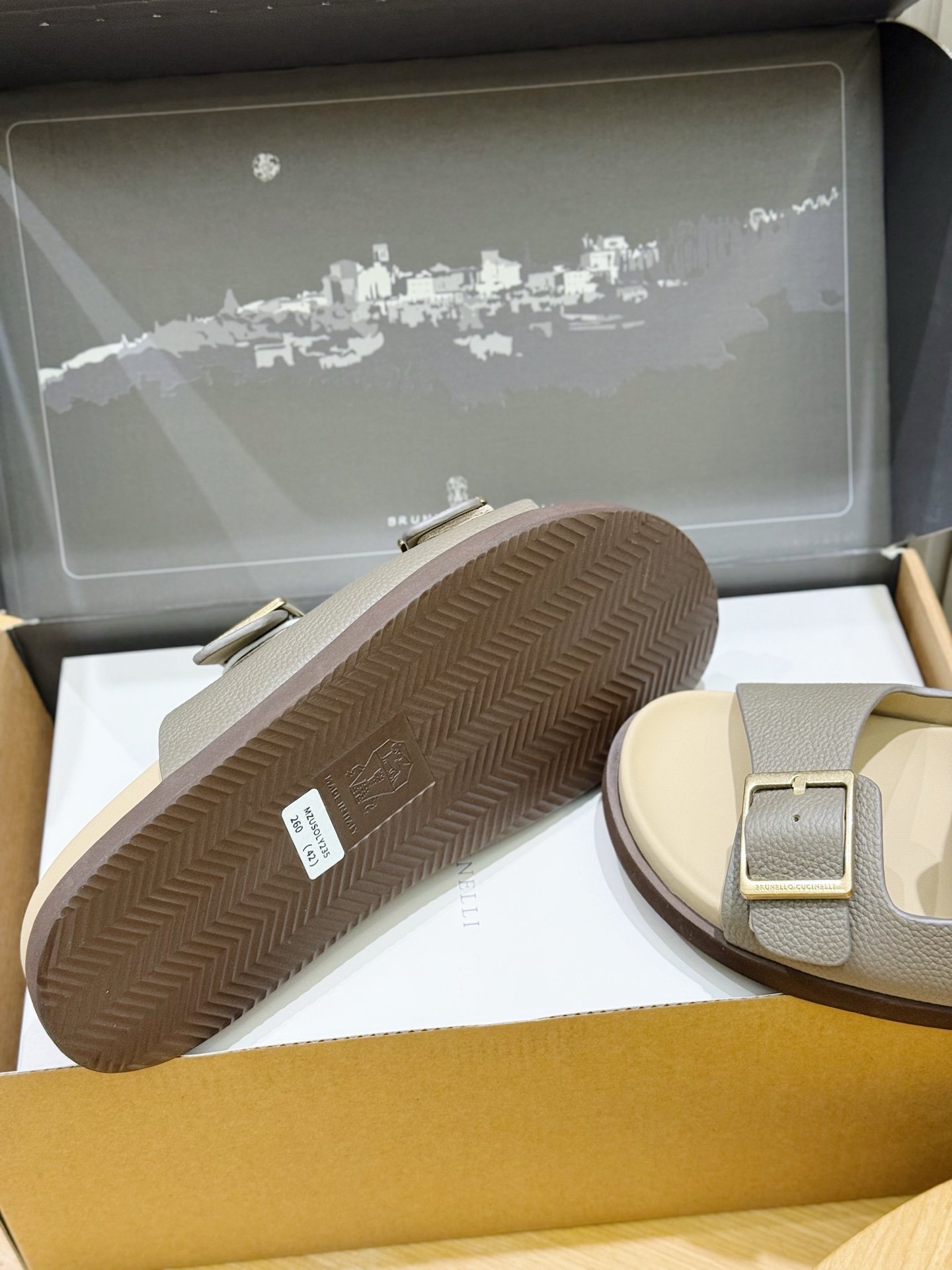 [BRUNELLO CUCINELLI] 브루넬로 쿠치넬리 더블 버클 레더 슬라이드