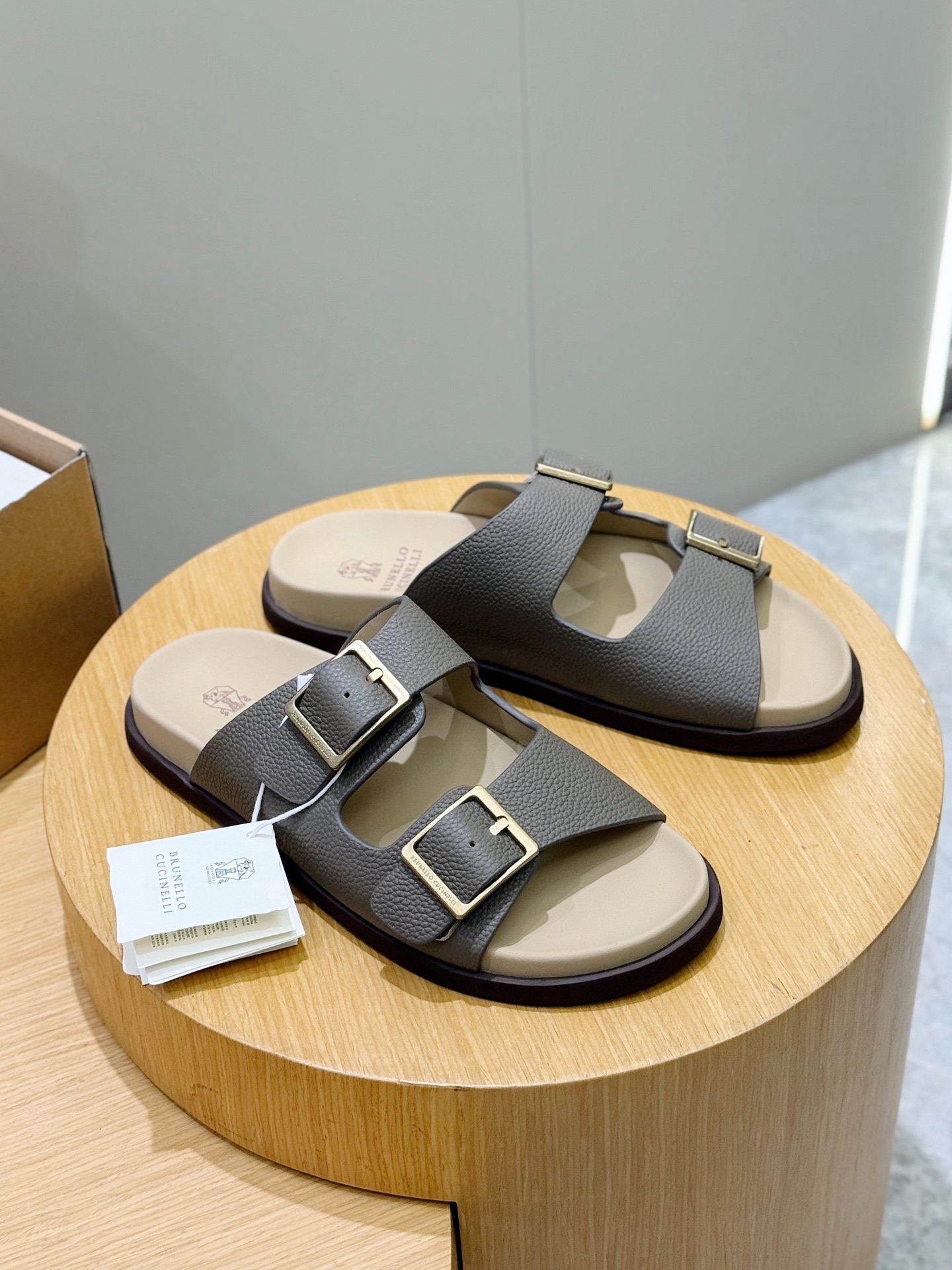 [BRUNELLO CUCINELLI] 브루넬로 쿠치넬리 더블 버클 레더 슬라이드