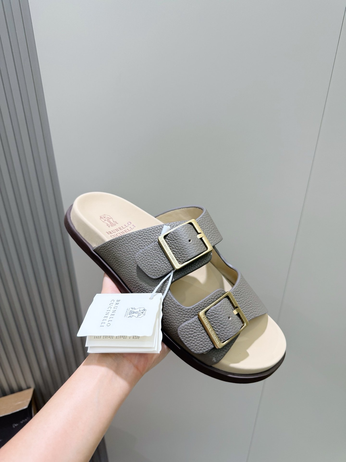[BRUNELLO CUCINELLI] 브루넬로 쿠치넬리 더블 버클 레더 슬라이드