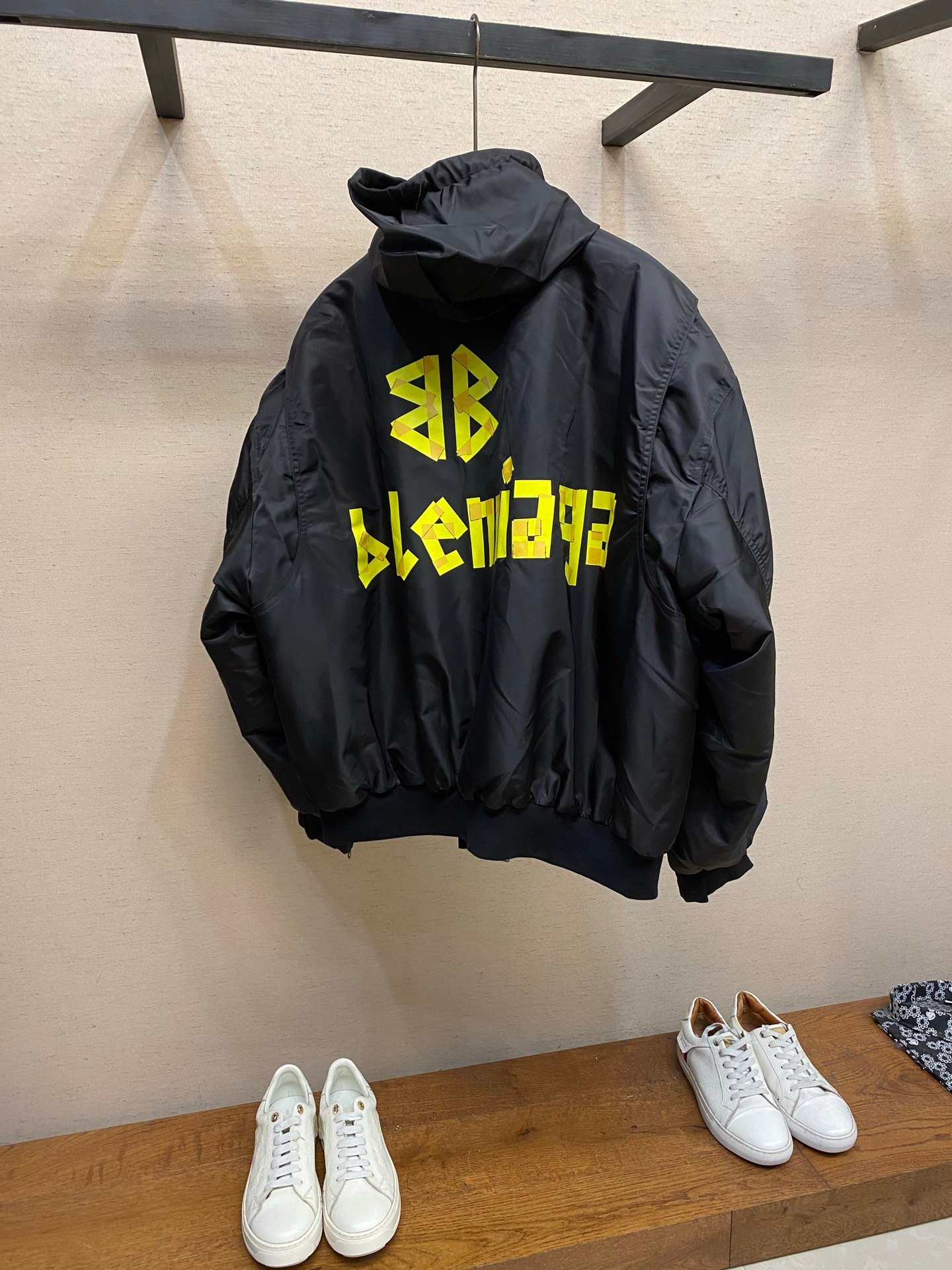 [BALENCIAGA] 발렌시아가 테이프 로고 패딩 봄버 재킷
