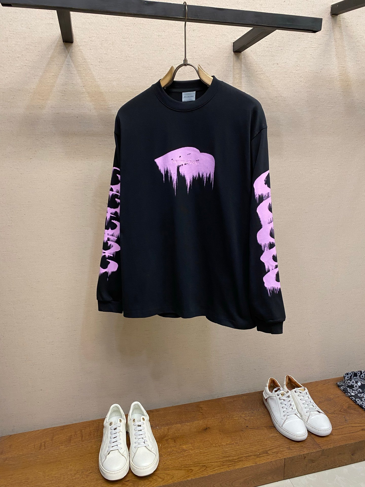 [BALENCIAGA] 발렌시아가 그래픽 자수 오버핏 롱슬리브 티셔츠