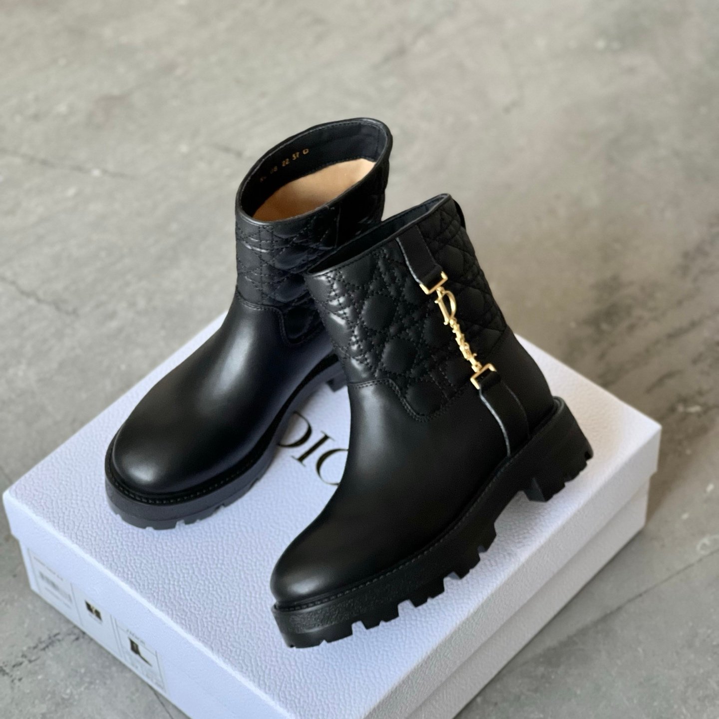 [DIOR] 디올 퀼팅 레더 첼시 부츠
