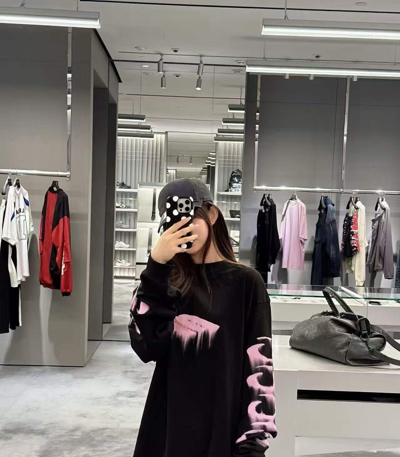 [BALENCIAGA] 발렌시아가 그래픽 자수 오버핏 롱슬리브 티셔츠