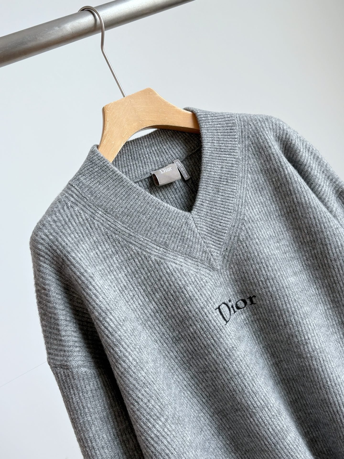 [DIOR] 디올 V넥 로고 니트 스웨터