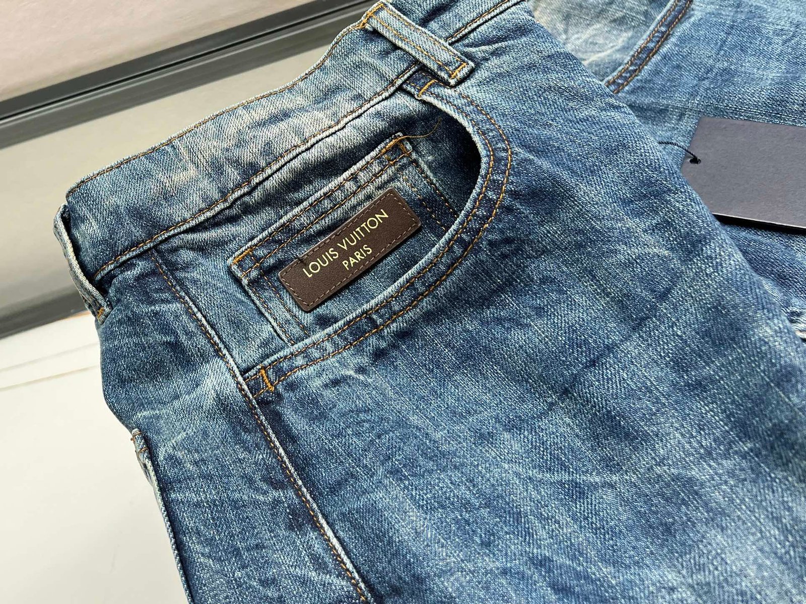 [LOUIS VUITTON] 루이비통 워시드 와이드 데님 팬츠