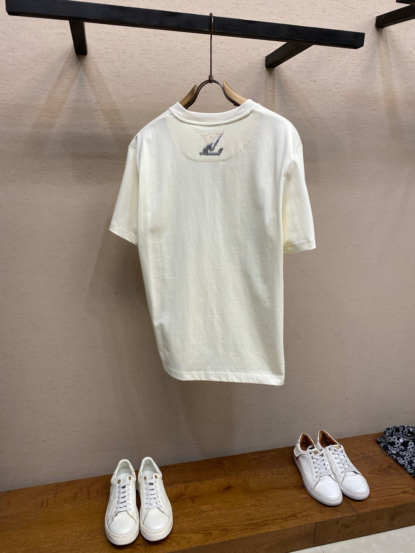 [LOUIS VUITTON] 루이비통 그라데이션 얀 자수 로고 코튼 반팔 티셔츠