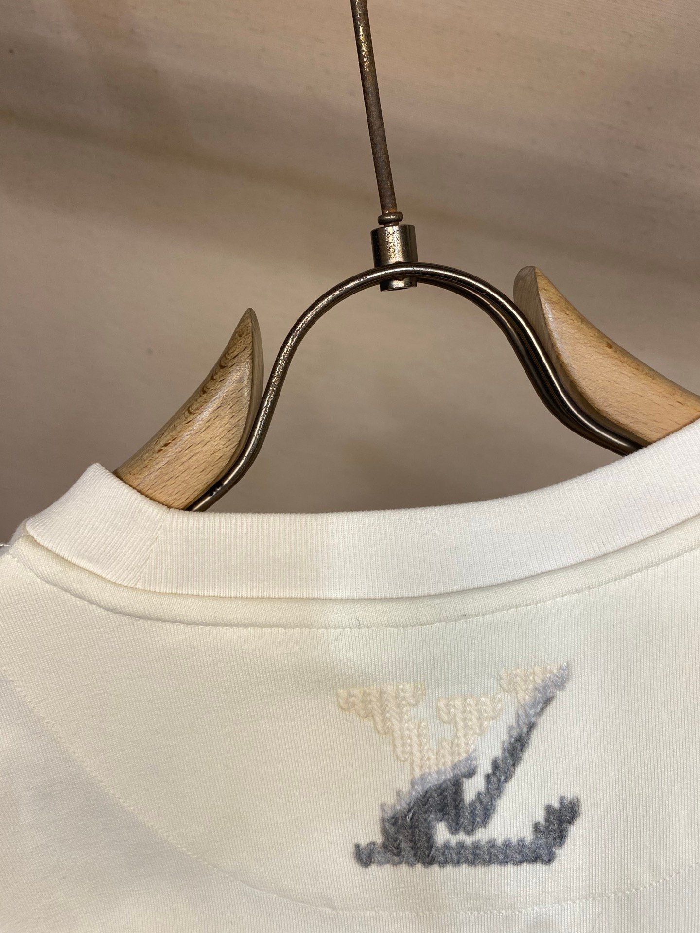 [LOUIS VUITTON] 루이비통 그라데이션 얀 자수 로고 코튼 반팔 티셔츠