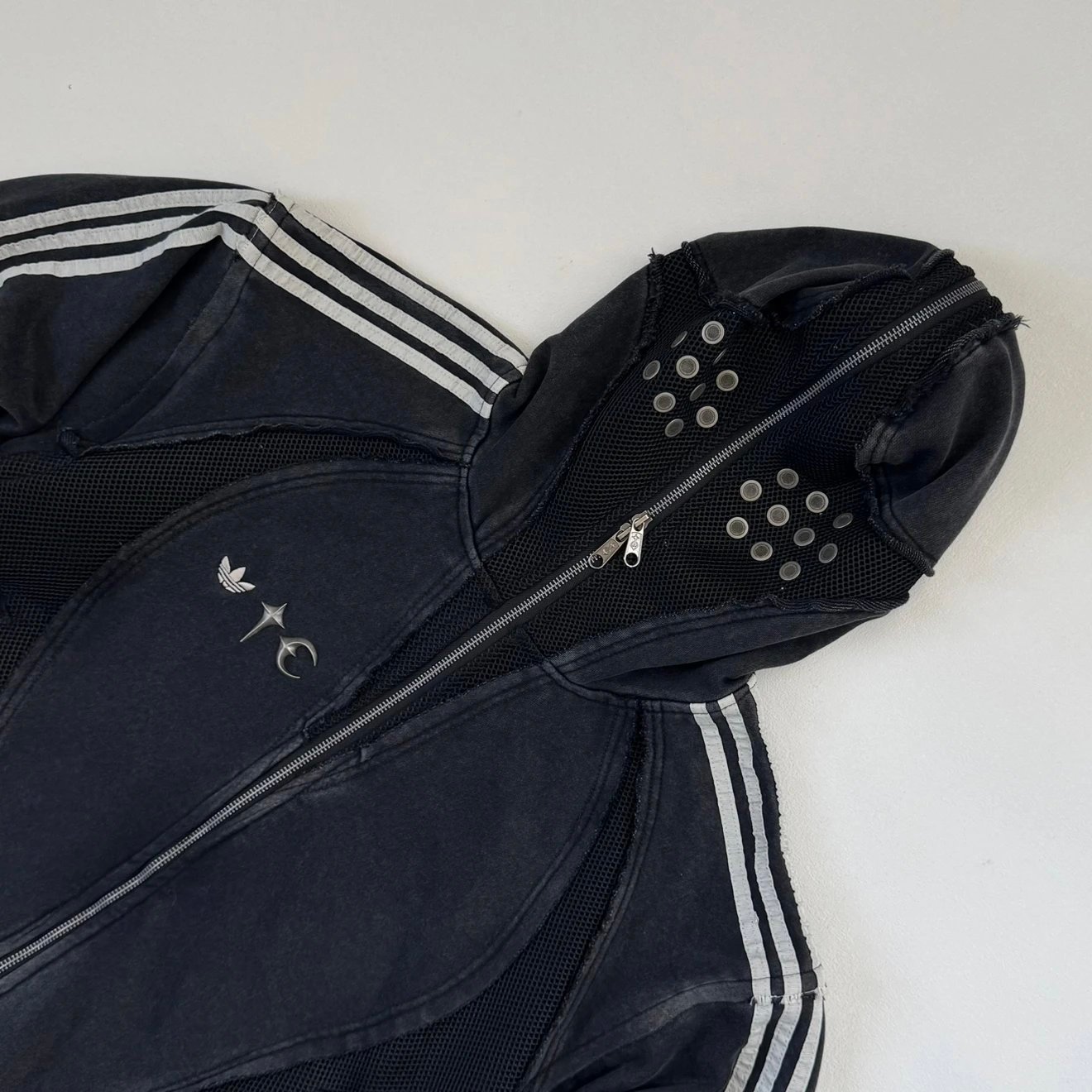 [Adidas originals x Thug club] 아디다스 오리지널스 x 터그 클럽 팀가이스트 워시드 마스크 후드 집업