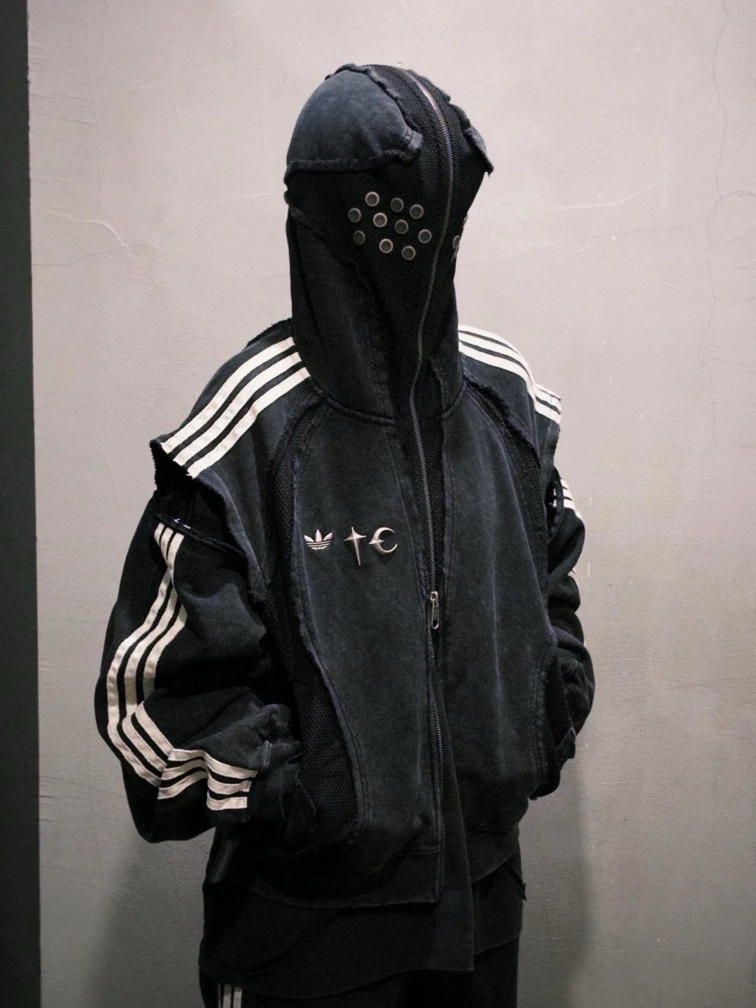 [Adidas originals x Thug club] 아디다스 오리지널스 x 터그 클럽 팀가이스트 워시드 마스크 후드 집업